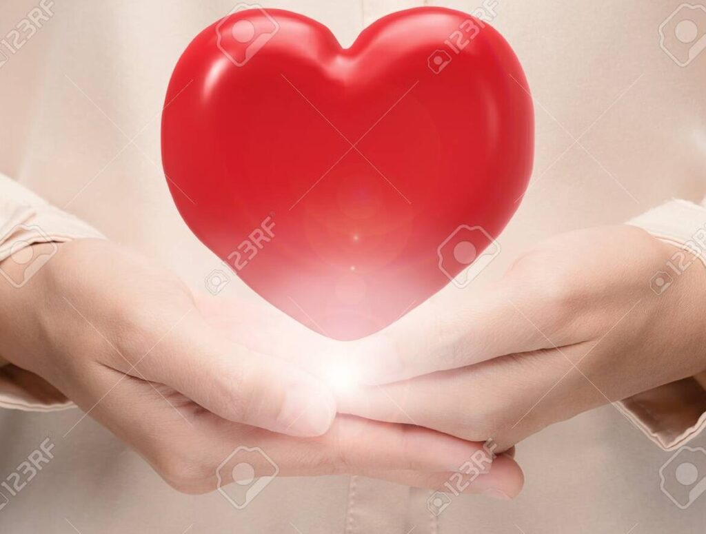 manos sosteniendo un corazon