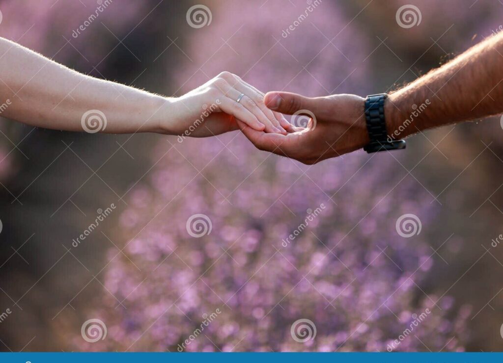 pareja sosteniendose de las manos