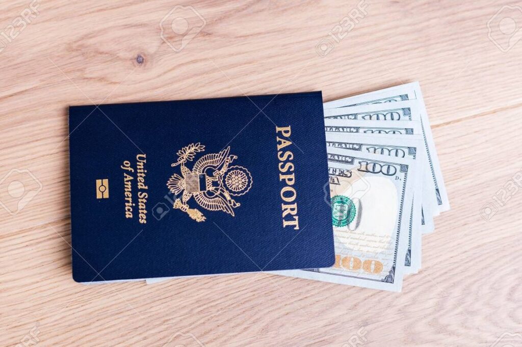 pasaporte con billetes de dolares